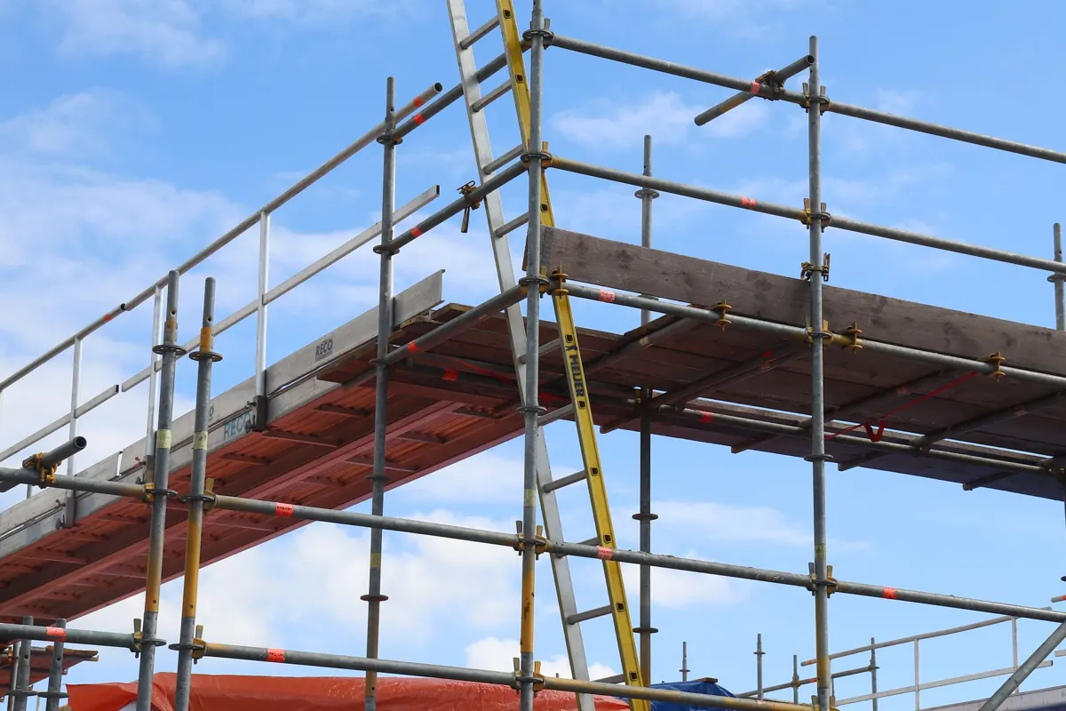 Baugerüst mit Leiteraufstieg auf einer Baustelle