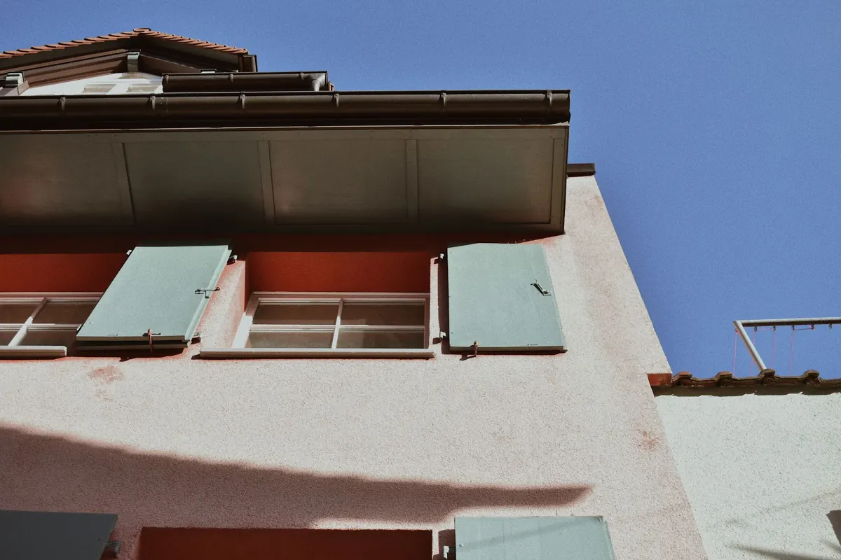 Dachrinne an einem mehrgeschossigen Haus, von unten gesehen